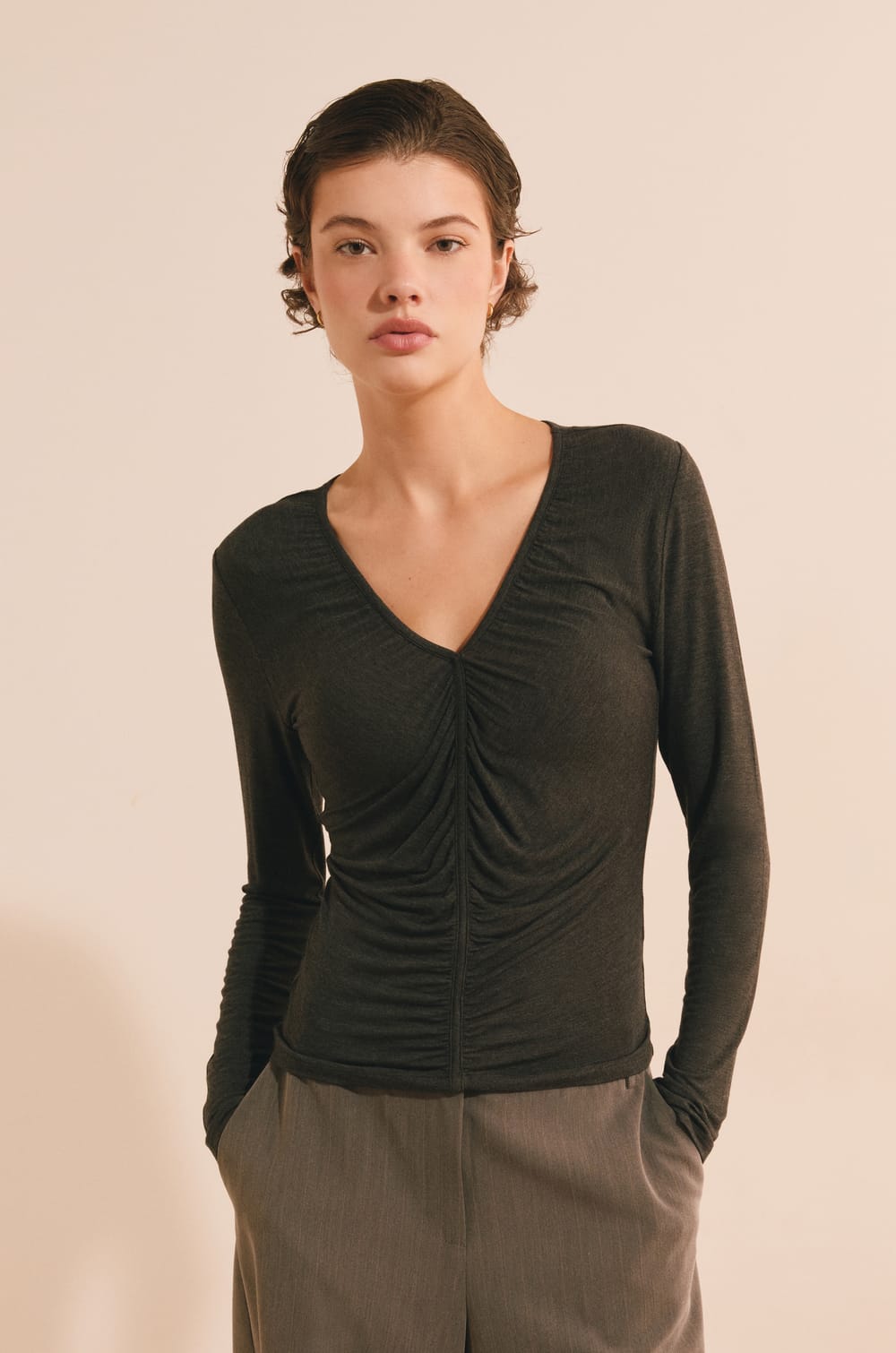 T-shirt manches longues drap&eacute; col V;${refinementColor}