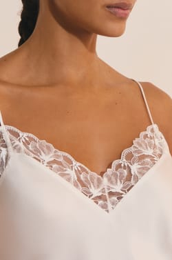 Nuisette de pyjama satin&eacute;e avec d&eacute;tail en dentelle;${refinementColor}