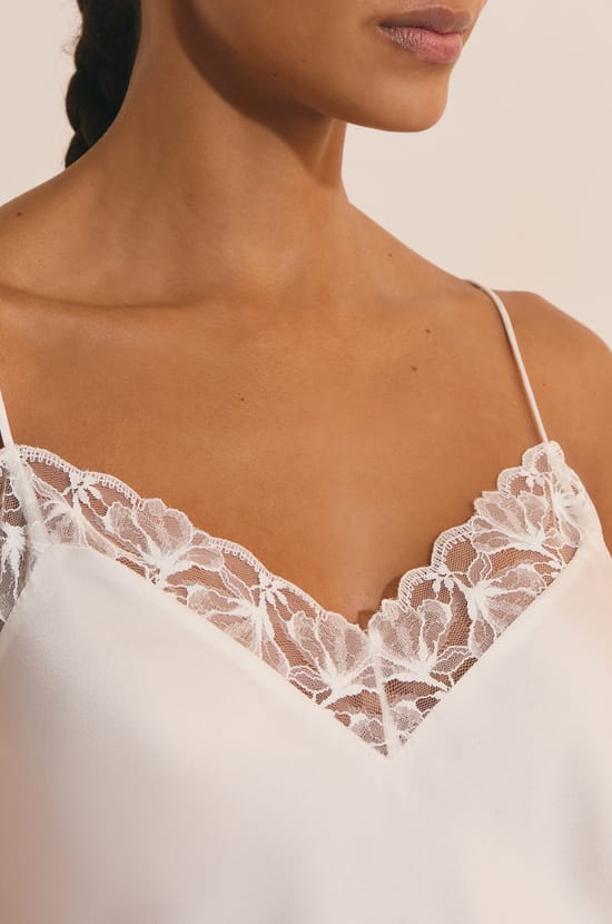 Nuisette de pyjama satin&eacute;e avec d&eacute;tail en dentelle;${refinementColor}