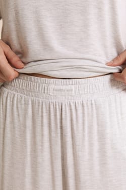 Pantalon de pyjama droit &eacute;lastiqu&eacute; r&eacute;alis&eacute; avec une fibre enrichie en Aloe Vera;${refinementColor}