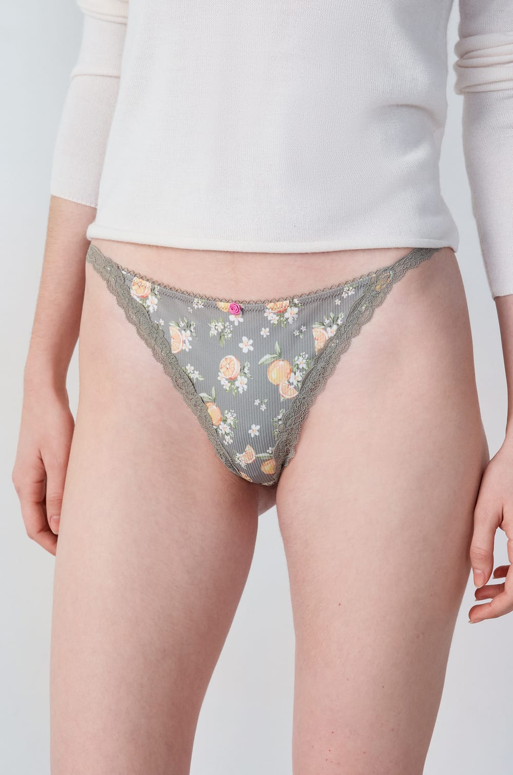 Bedruckter Tanga mit Spitzendetails;${refinementColor}