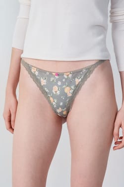 Bedruckter Tanga mit Spitzendetails;${refinementColor}