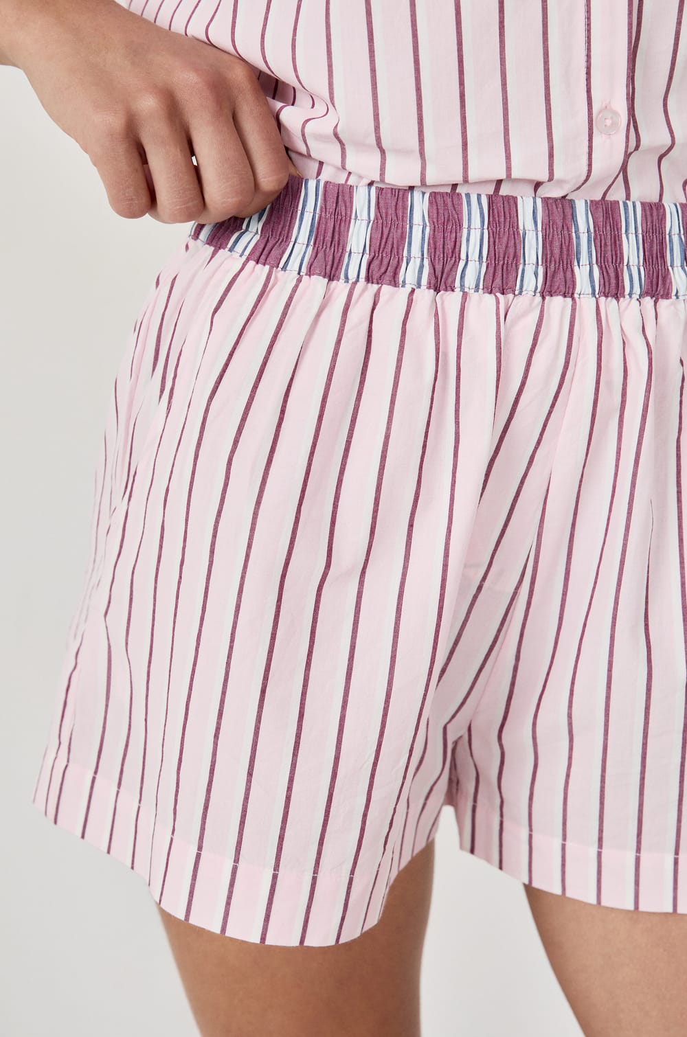 Pantal&oacute;n cortos de pijama a rayas;${refinementColor}