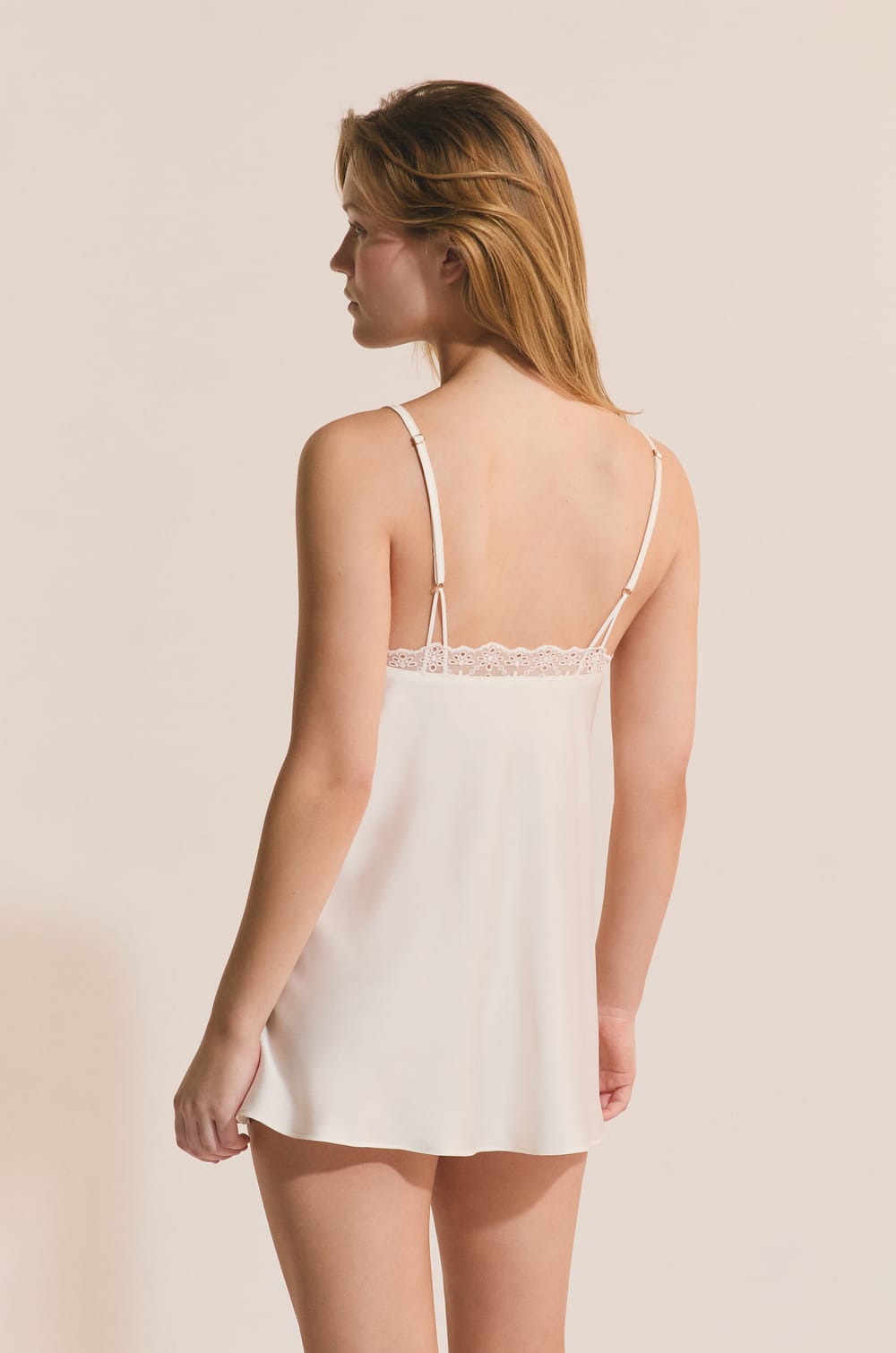 Nuisette avec broderie;${refinementColor}