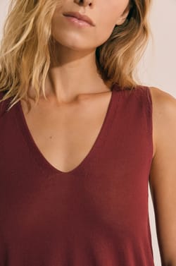 T-shirt sans manches col V;${refinementColor}