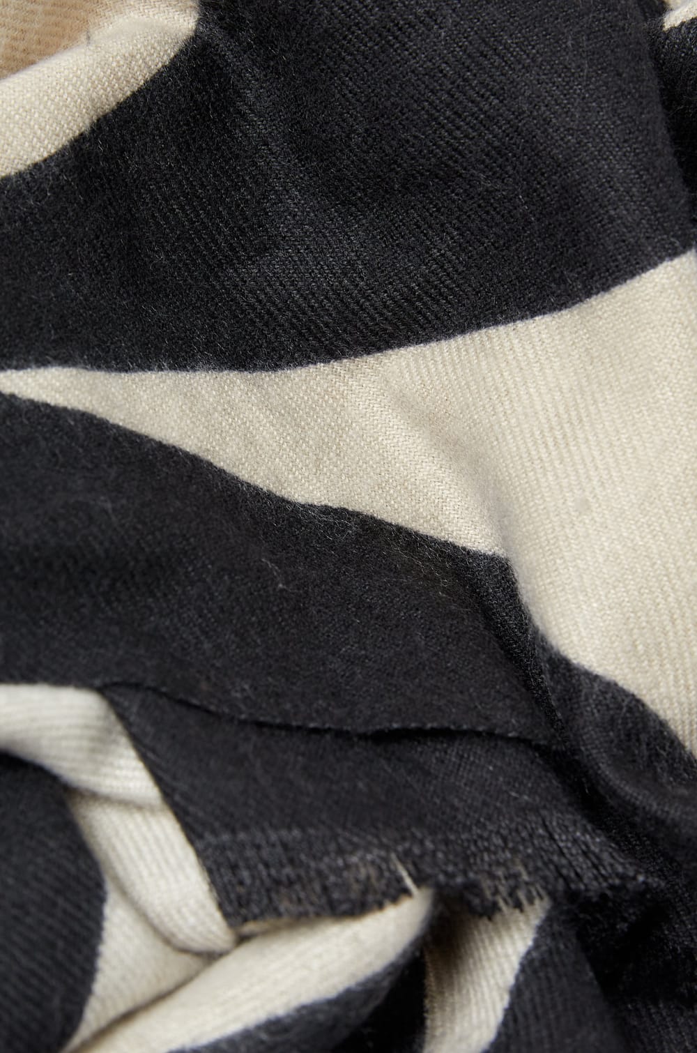 &Eacute;charpe &agrave; motif asym&eacute;trique;${refinementColor}