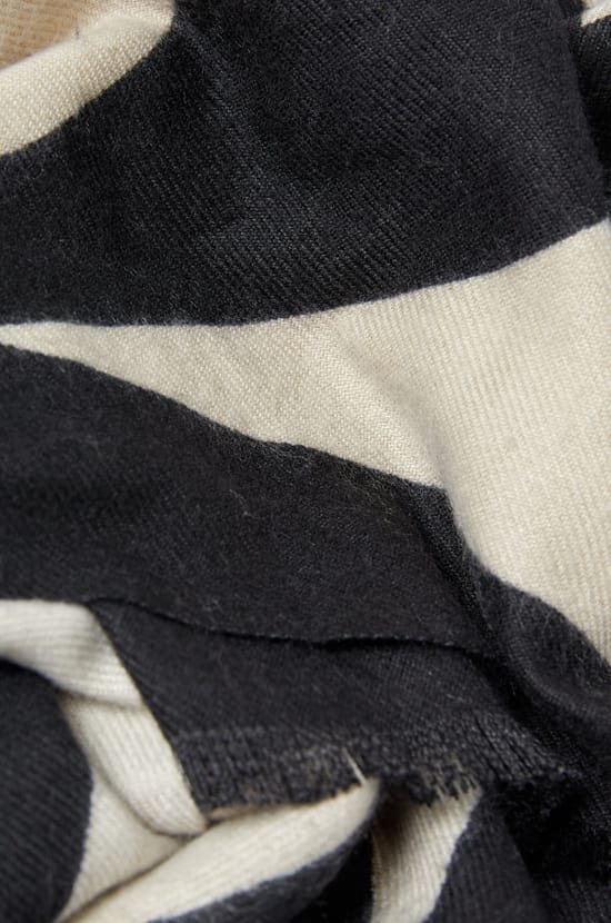 &Eacute;charpe &agrave; motif asym&eacute;trique;${refinementColor}