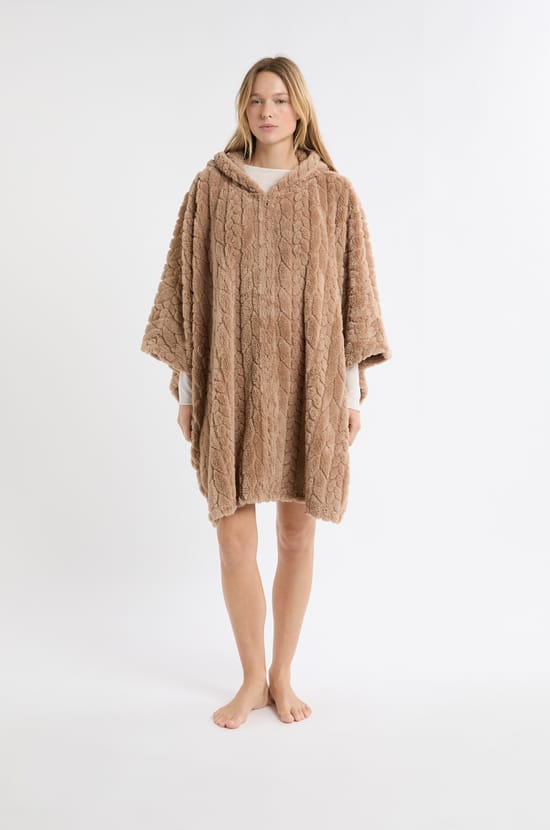 Poncho con mangas 3/4;${refinementColor}
