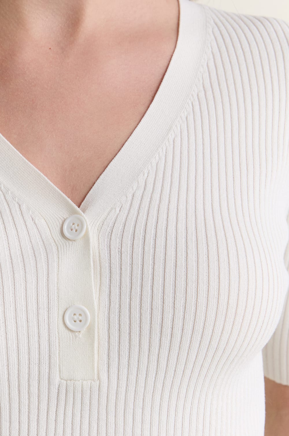 Pull col V manches courtes c&ocirc;tel&eacute;;${refinementColor}