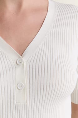 Pull col V manches courtes c&ocirc;tel&eacute;;${refinementColor}