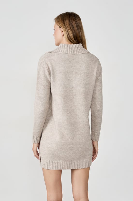 Robe pull col V;${refinementColor}
