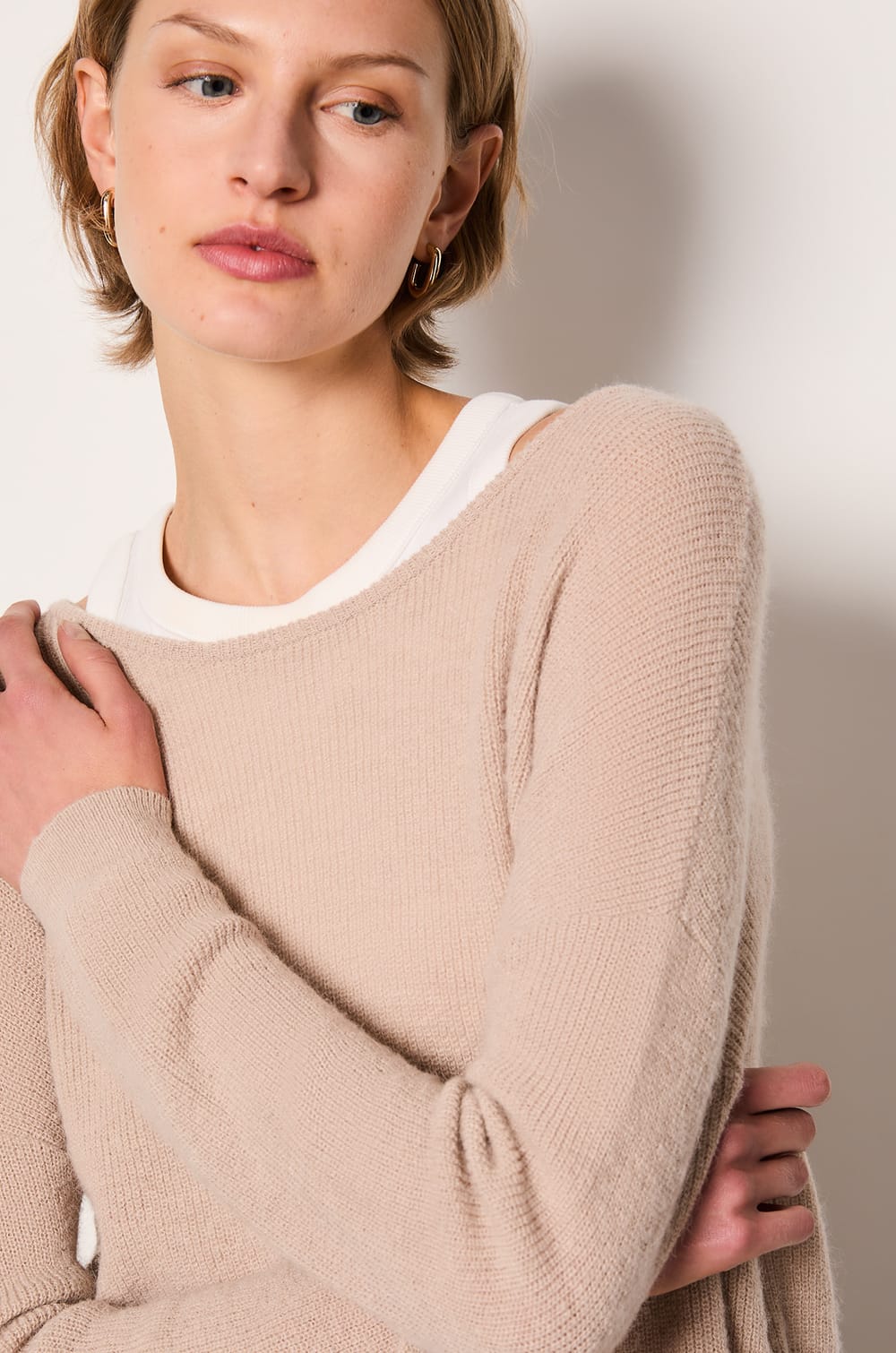 Strickjacke mit Knöpfen am Rücken;${refinementColor}