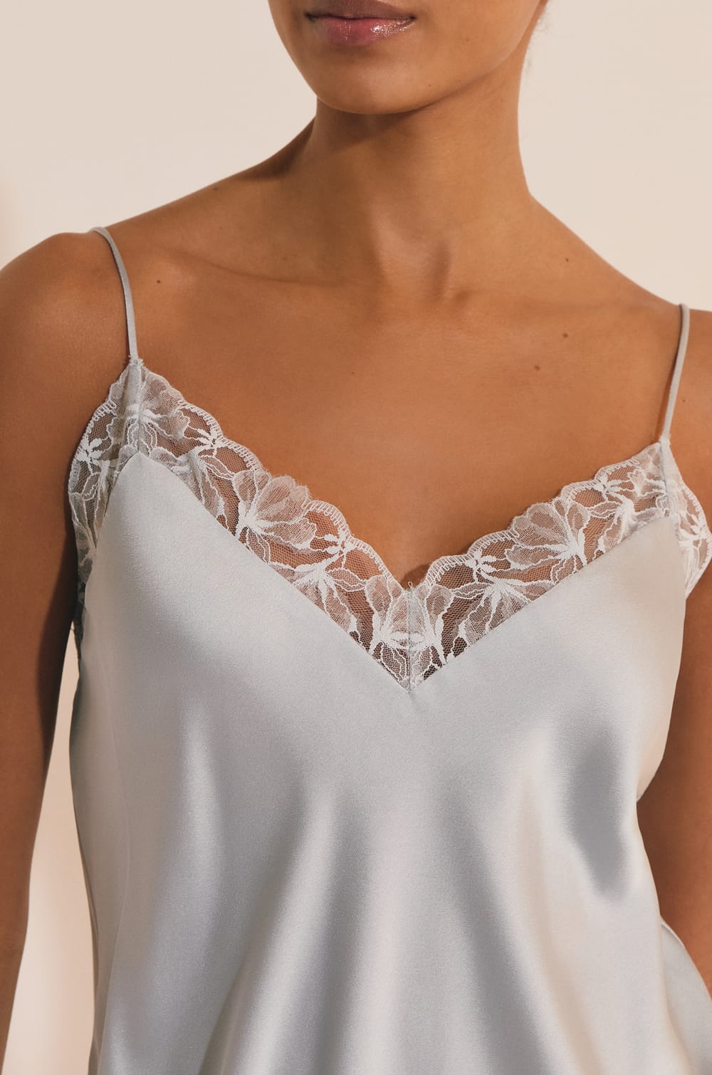 Nuisette de pyjama satin&eacute;e avec d&eacute;tail en dentelle;${refinementColor}