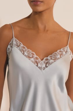 Nuisette de pyjama satin&eacute;e avec d&eacute;tail en dentelle;${refinementColor}