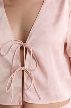 Chemise de pyjama satin&eacute;e avec noeuds;${refinementColor}
