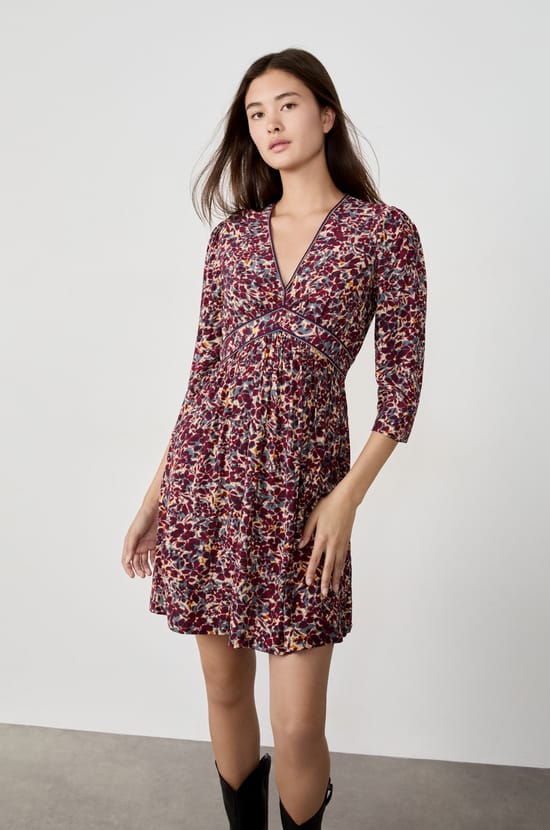 Vestido corto con estampado floral;${refinementColor}