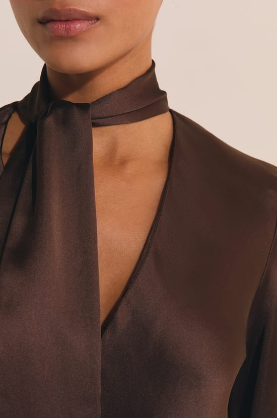 Robe courte satin&eacute;e;${refinementColor}