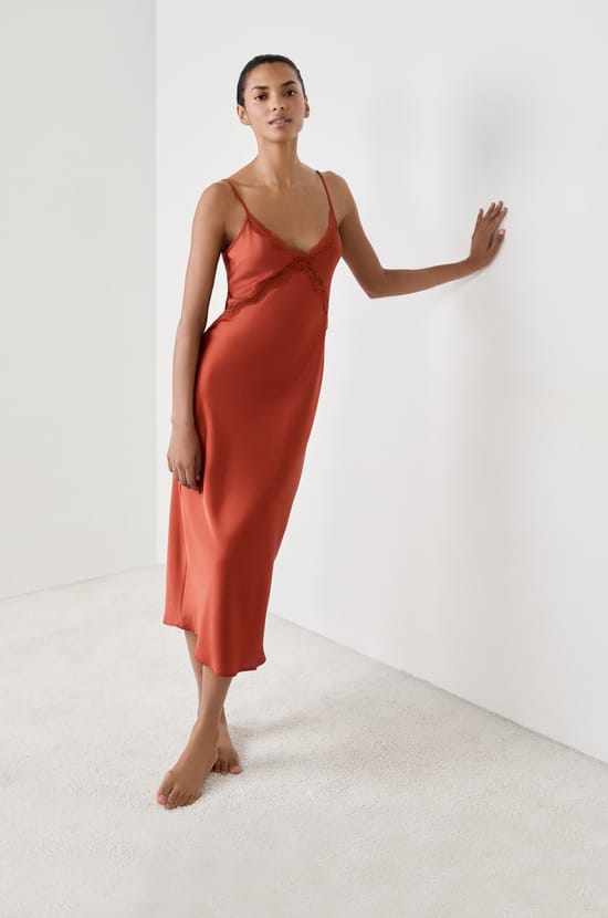 Nuisette longue satinée détails dentelle;${refinementColor}