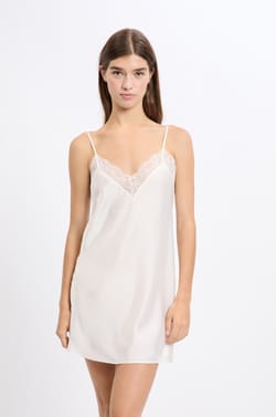 Nuisette satin&eacute;e avec d&eacute;tails dentelle;${refinementColor}