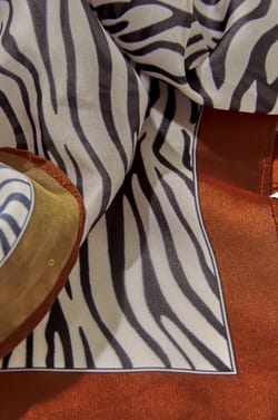 Foulard &agrave; motifs;${refinementColor}