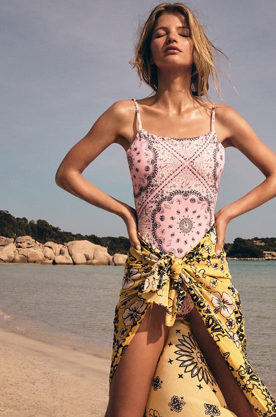 Pareo de algodón estampado;${refinementColor}