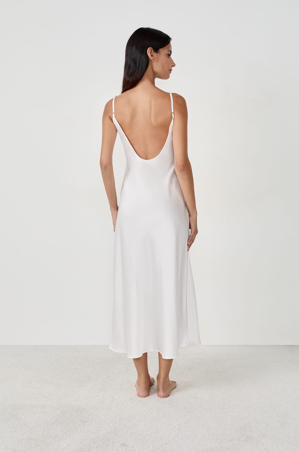 Langes Satin-Négligé mit Spitzendetail;${refinementColor}
