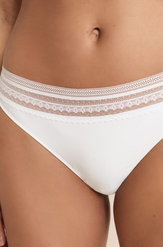 Tanga en microfibre avec d&eacute;tails en dentelle;${refinementColor}