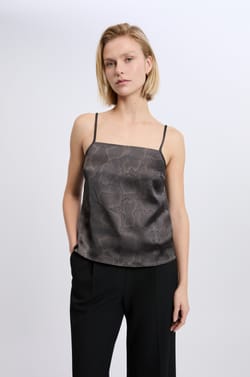 Caraco satin&eacute; &agrave; fines bretelles imprim&eacute; serpent;${refinementColor}