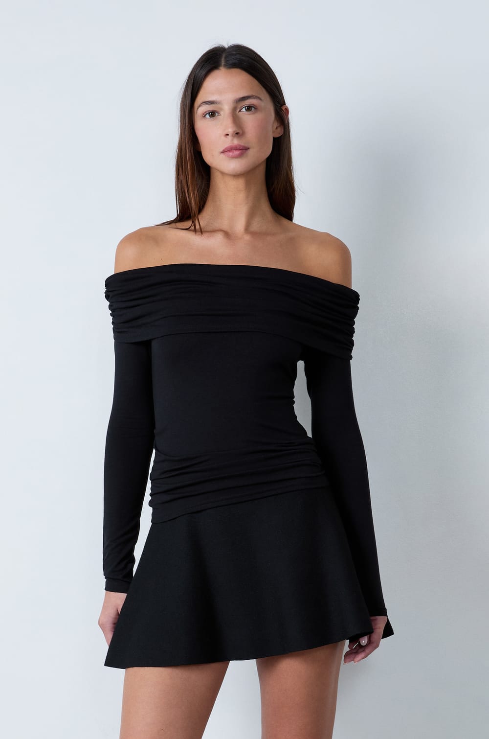 Long-sleeved off-shoulder T-shirt;${refinementColor}