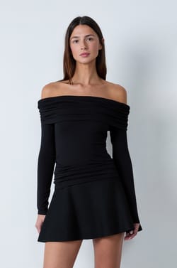 Long-sleeved off-shoulder T-shirt;${refinementColor}