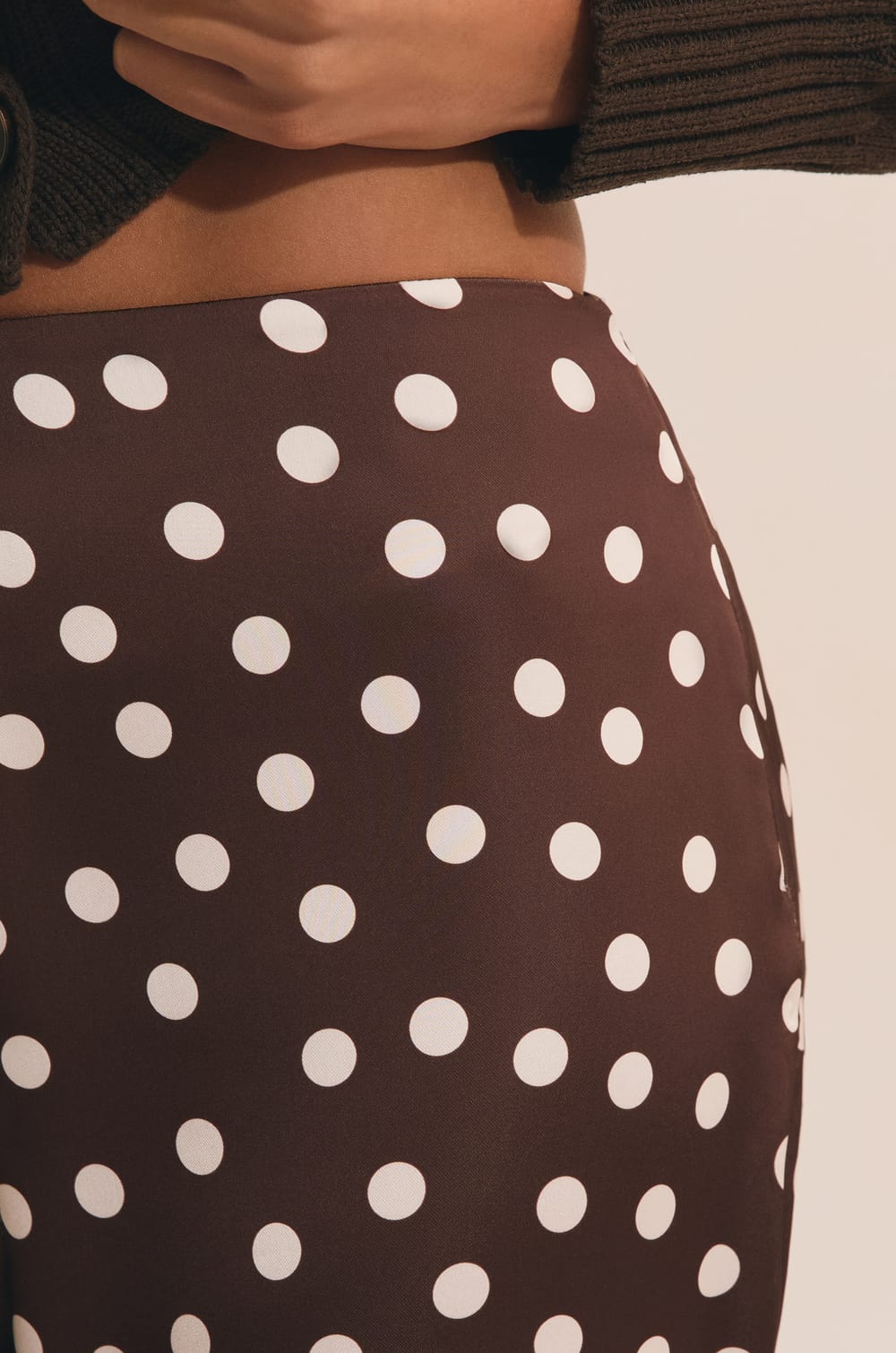 Pantalon droit satin&eacute; &agrave; pois;${refinementColor}