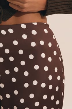 Pantalon droit satin&eacute; &agrave; pois;${refinementColor}