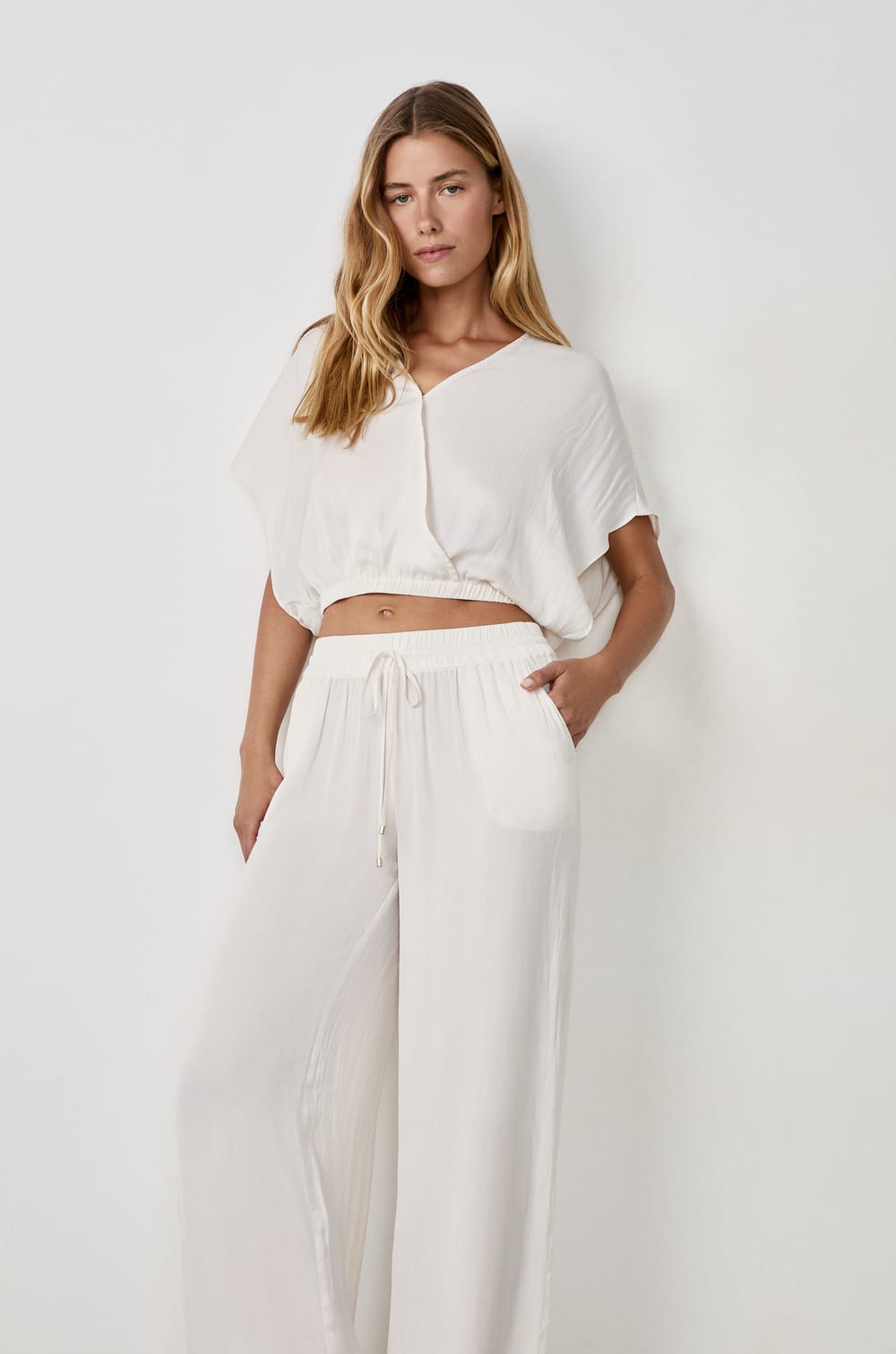 Pantalon satin&eacute; coupe large;${refinementColor}