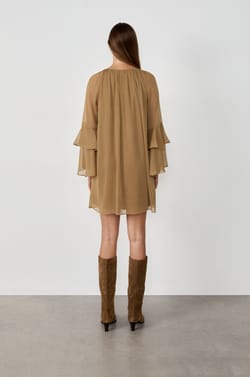 Robe courte avec manches à volants;${refinementColor}
