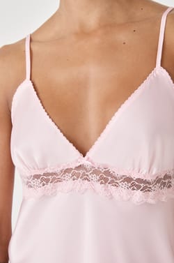 Nuisette courte satinée;${refinementColor}