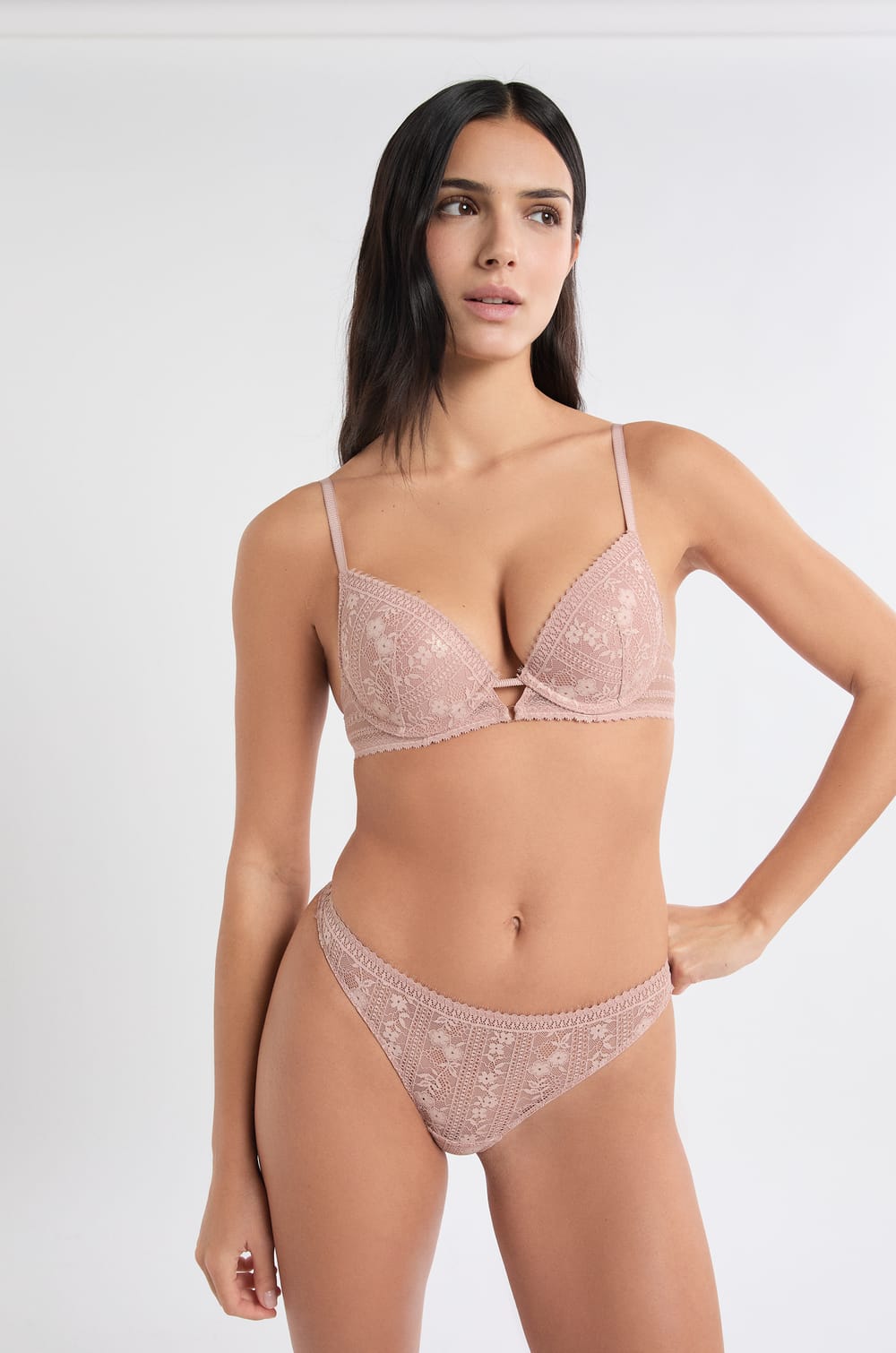 Tanga en dentelle;${refinementColor}