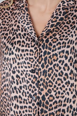 Satin short-sleeved pyjama shirt with leopard print;${refinementColor}