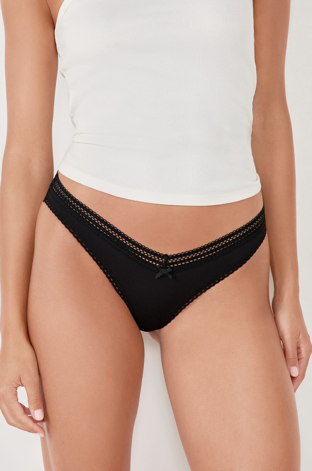 Tanga en V de microfibra y encaje;${refinementColor}