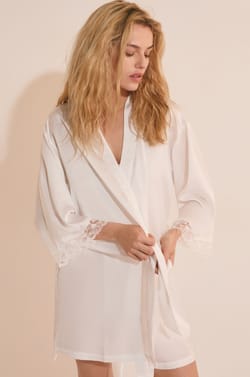 Szlafrok piżamowy satynowy z detalem z koronki;${refinementColor}