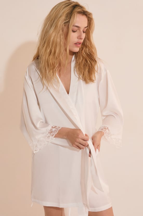 D&eacute;shabill&eacute; de pyjama satin&eacute; avec d&eacute;tail en dentelle;${refinementColor}