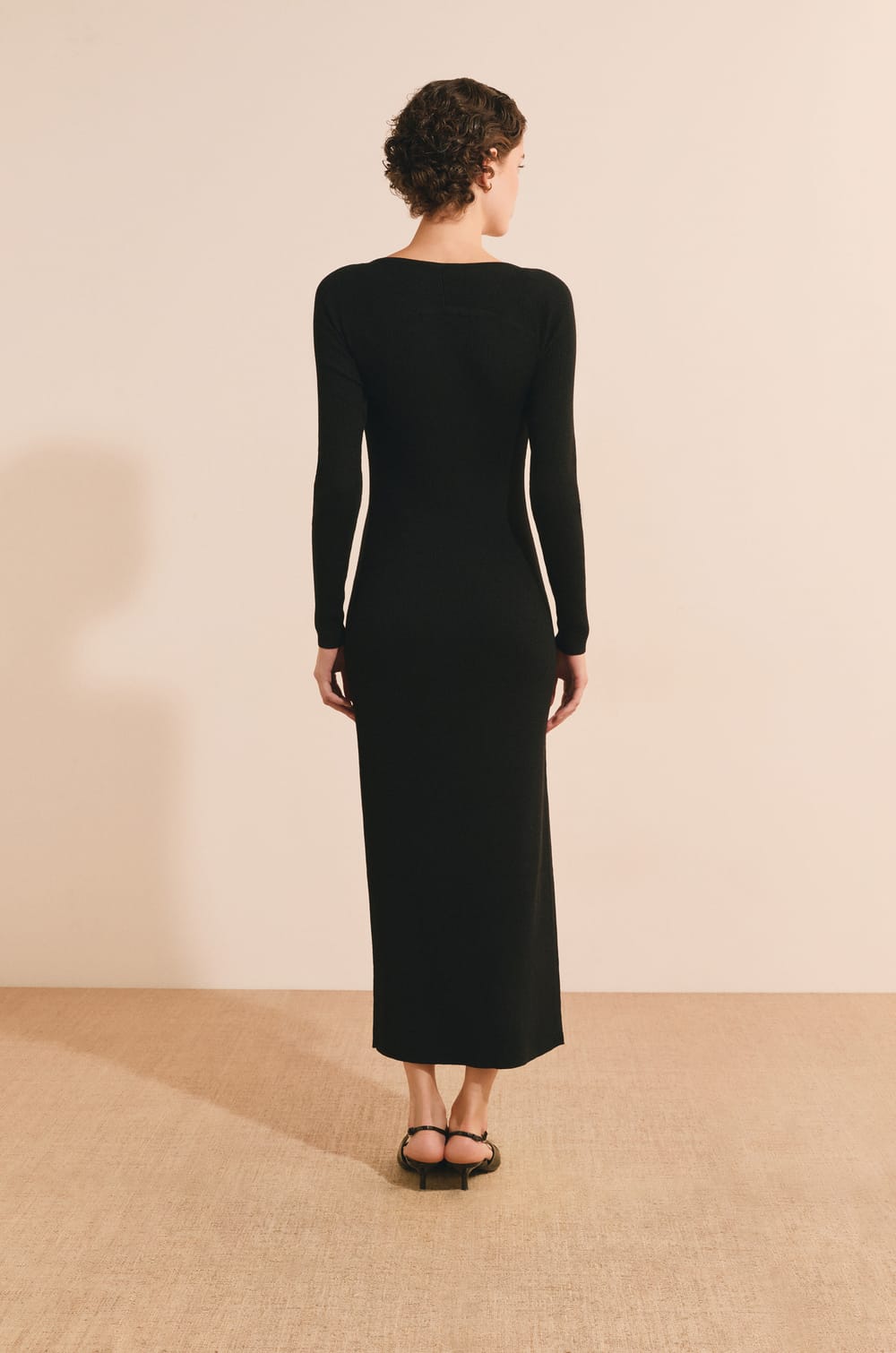 Robe longue c&ocirc;tel&eacute;e avec d&eacute;tails dor&eacute;s;${refinementColor}