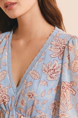 Blouse col v &agrave; motifs;${refinementColor}