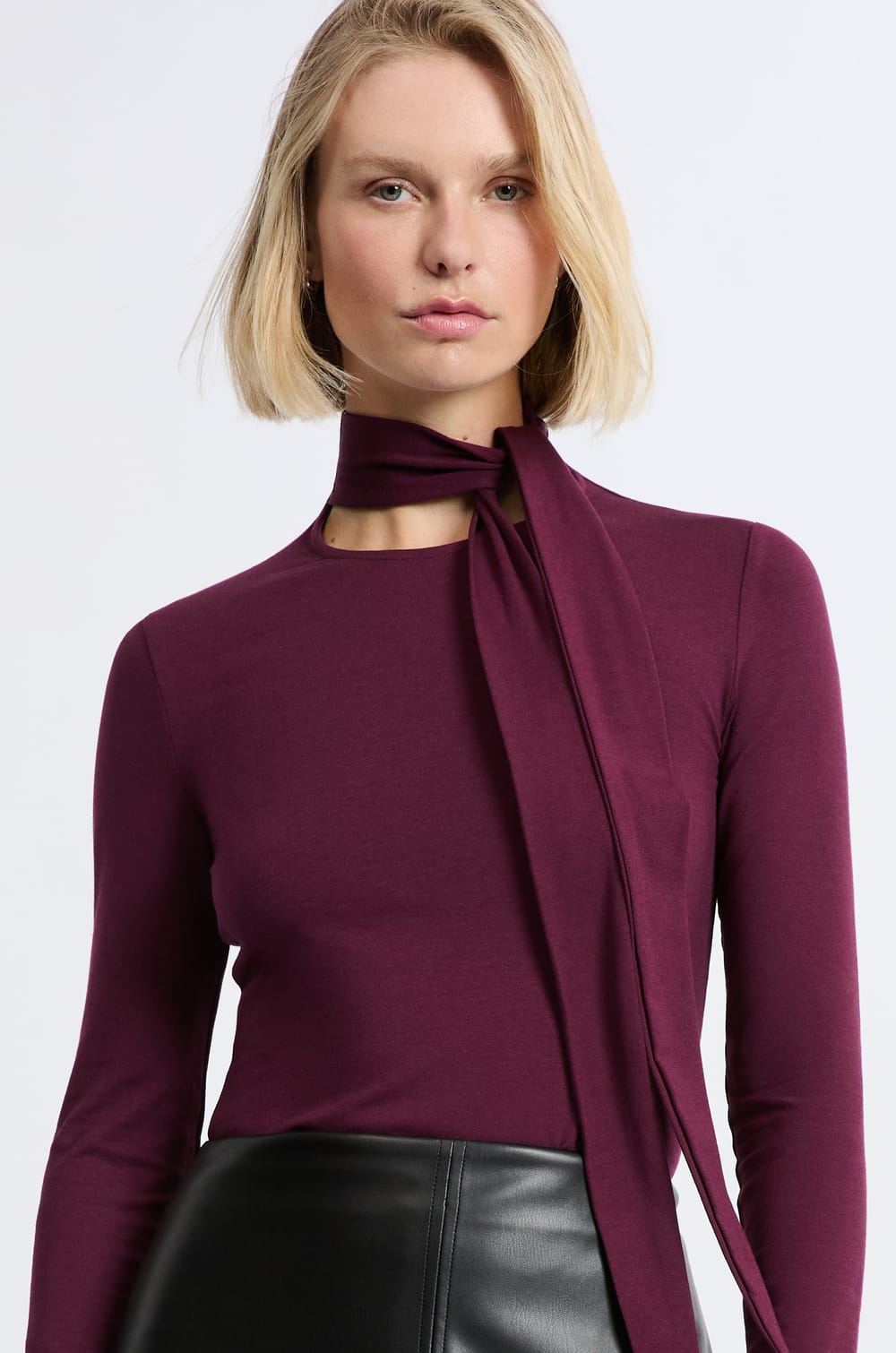 Camiseta de manga larga con cuello con lazada de algod&oacute;n;${refinementColor}