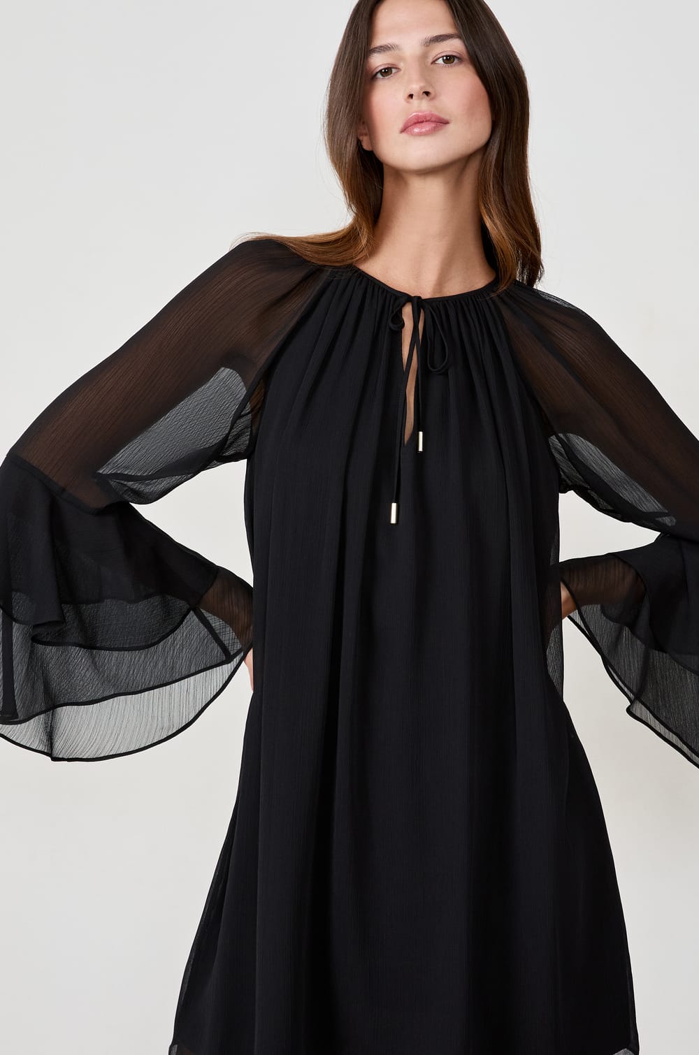 Robe courte avec manches à volants;${refinementColor}