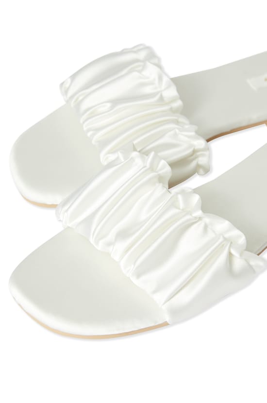 Chaussons tongs;${refinementColor}