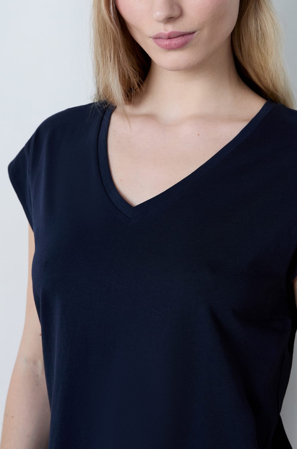 Camiseta de algodón con cuello en V;${refinementColor}