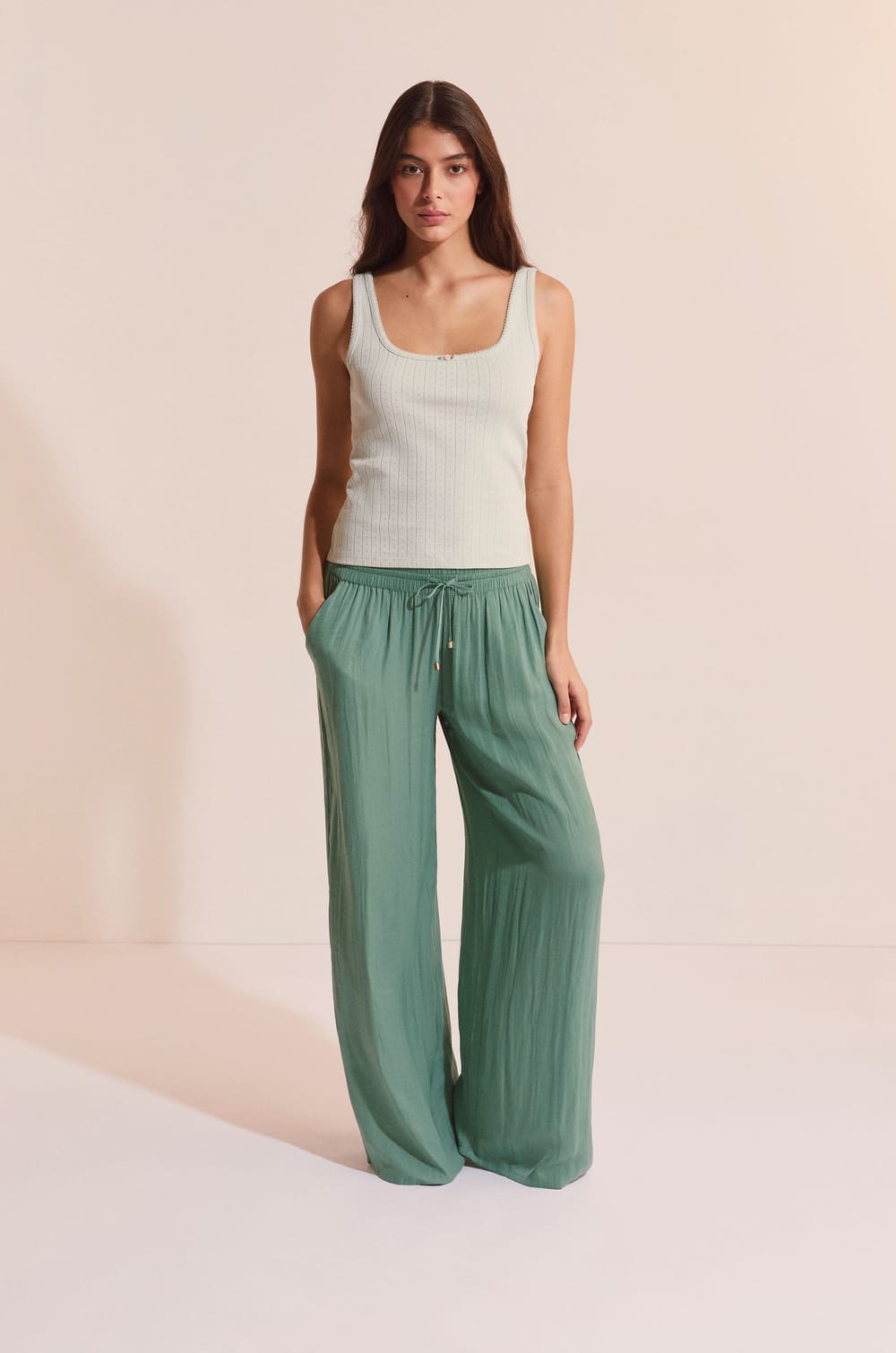 Pantalon de pyjama satin&eacute; coupe large;${refinementColor}