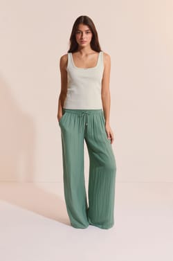 Pantalon de pyjama satin&eacute; coupe large;${refinementColor}