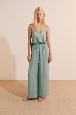 Pantalon satin&eacute; coupe large;${refinementColor}