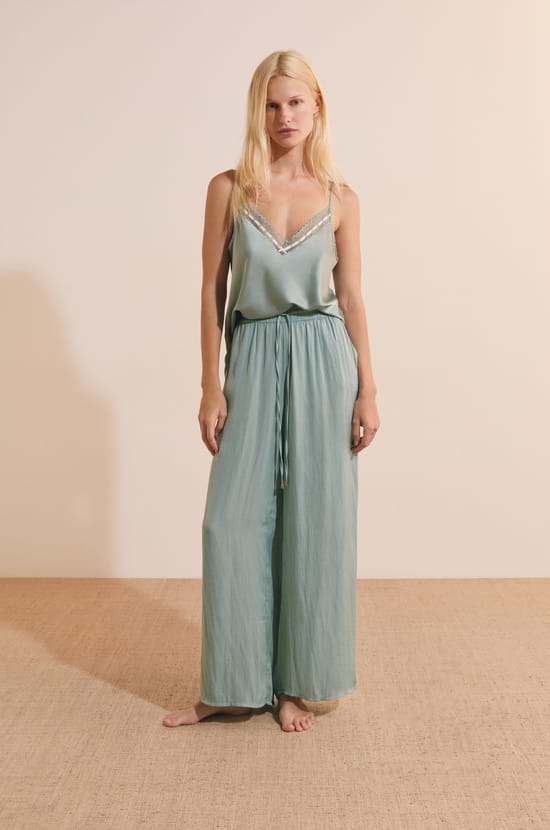 Pantalon satin&eacute; coupe large;${refinementColor}